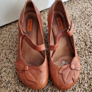 Miz Mooz vintage style heels with flower accent tan leather size 8.5